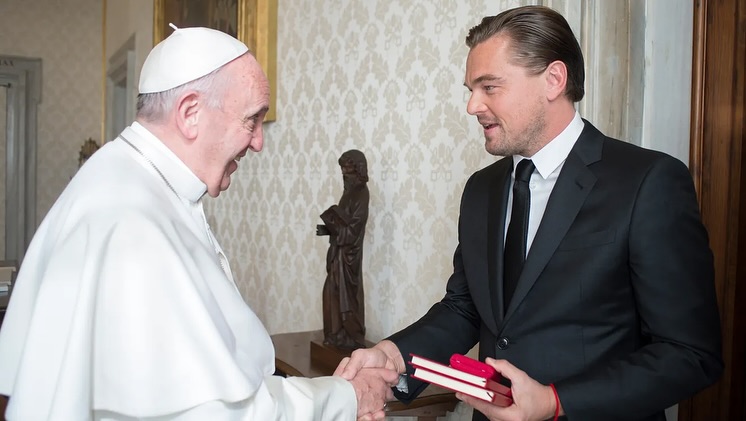 Leonardo DiCaprio homenageia papa Francisco e destaca legado ambiental do pontífice