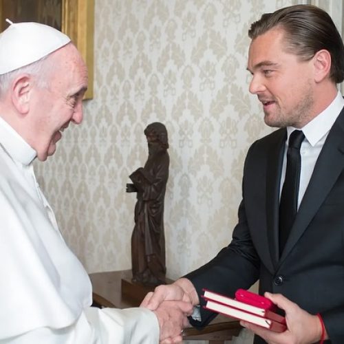 Leonardo DiCaprio homenageia papa Francisco e destaca legado ambiental do pontífice