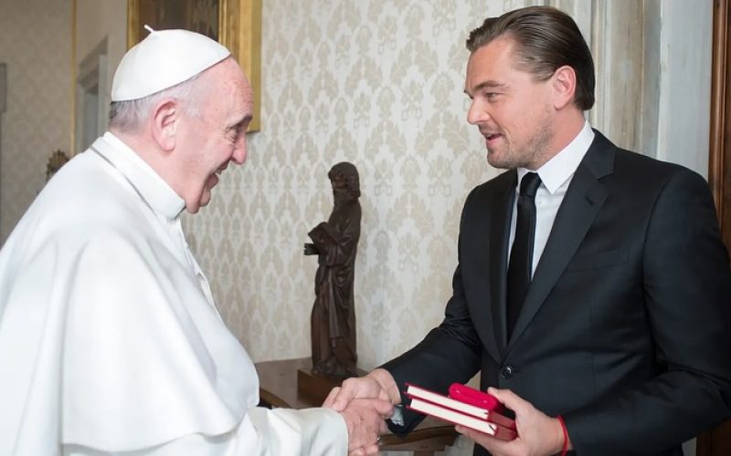 Leonardo DiCaprio homenageia papa Francisco e destaca legado ambiental do pontífice